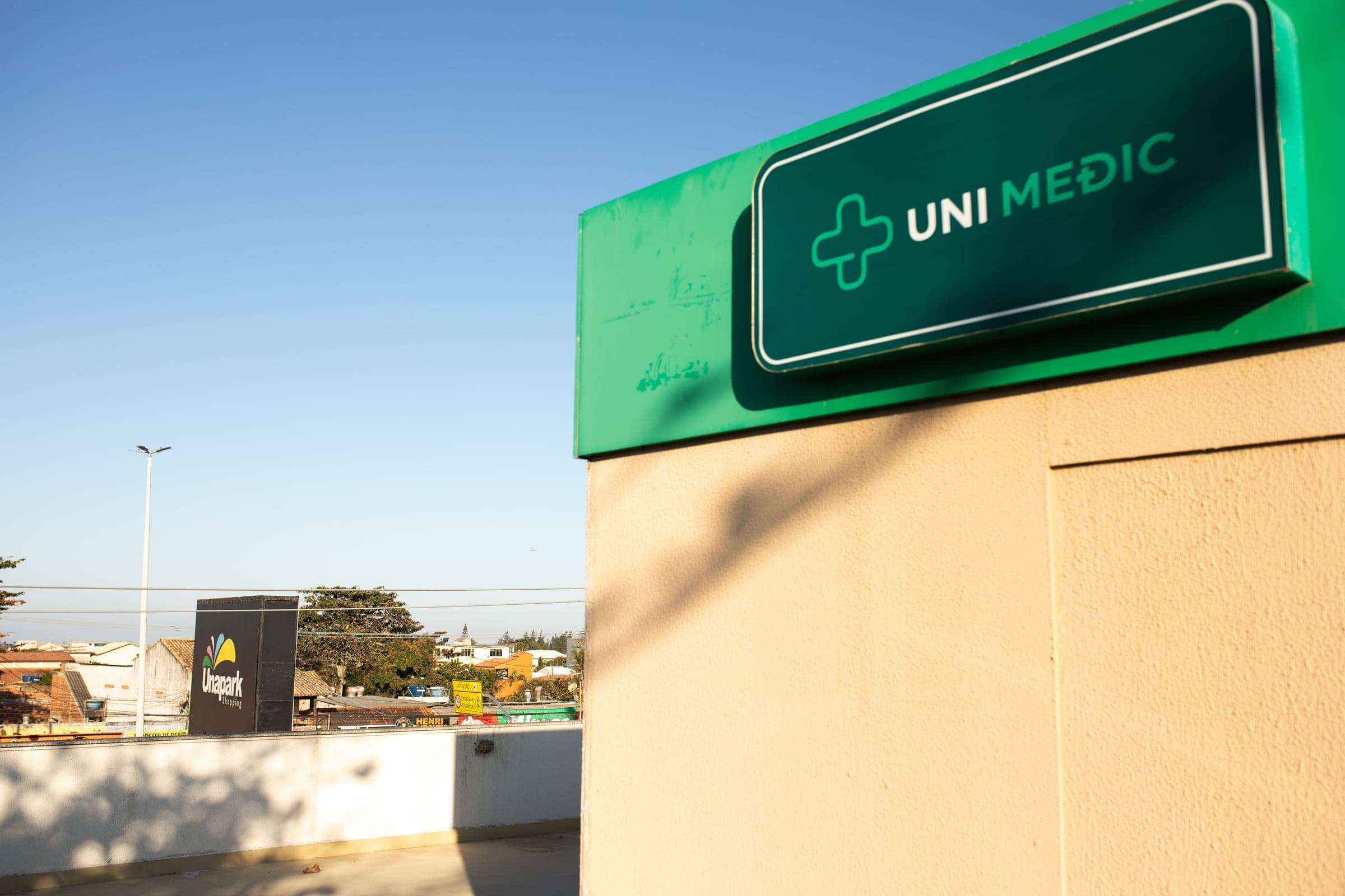 Fachada da Unimedic em Unamar, com o letreiro da clínica